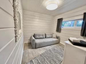 JõisteJõiste Beach Villa的一间客厅,客厅配有沙发,位于一个小房间