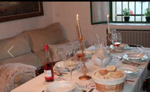 Vega de Santa MaríaCasa Rural Abuela Simona的一张桌子,上面放着酒杯和一篮子食物