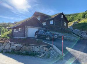 松达尔Fjelltun Lodge的停在房子前面的汽车