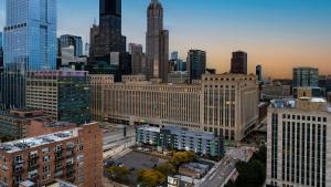 芝加哥芝加哥市中心假日&套房酒店的城市空中景观高楼