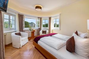 StruppenLaasenhof Resort的卧室配有床、桌子和窗户。