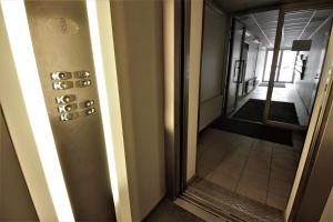 塔尔图Raatuse Apartment的走廊上带镜子的电梯门