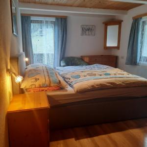 洛伊塔施Landgasthaus Birkegg的一间卧室配有一张床、一张桌子和一个窗户。