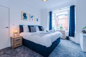 克鲁Spacious 4-bed house in Crewe by 53 Degrees Property, ideal for Business & Contractors - Sleeps 7的一间卧室设有一张大床和一个窗户。