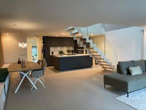 哈尔德韦克Copenhagen Residence的客厅和带螺旋楼梯的厨房