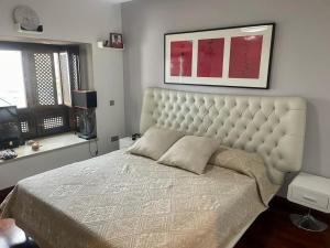 马贝拉Luxury apartamento en río real的一间卧室配有一张大床和大床头板