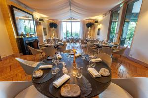 波城Hôtel Villa Navarre的一间带大桌子和椅子的用餐室