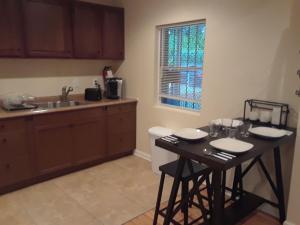 Lovely 1-Bedroom/Near FedEx Field/Close to DC的厨房配有桌椅和水槽