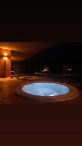 扎兹里瓦Downhills Residence的一个带长凳的房间里的一个大型圆形水池