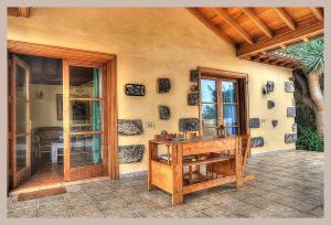 拉奥罗塔瓦Finca Cebollino的配有木制书桌和窗户的家庭办公室