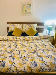拉斯阿尔卡麦Rixos Beach Apartment的床上有黄色和蓝色的棉被