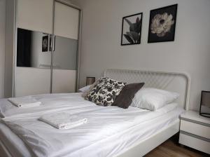 华沙Lux Apartment close to Medicover and Paley的一张白色的床,上面有两个枕头