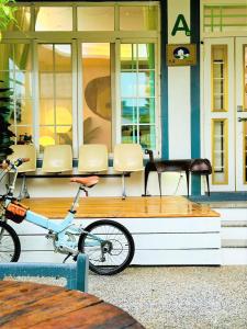 台东小逗民宿的停在大楼前的长凳上的自行车
