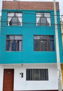 特鲁希略Exclusivo Apartamento en el Centro Histórico Trujillo - 3er Piso的蓝色和白色的建筑,设有窗户和门