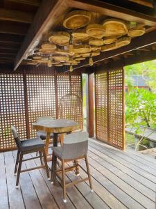珍南海滩The Temak Villa的木制甲板上的木桌和椅子