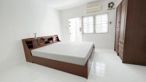 曼谷Bangkok Private 4Bedrooms-Parking-Weekly Special Offer的白色的卧室设有床和窗户