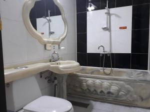 泗川Diamond Motel的浴室配有盥洗盆和浴缸。