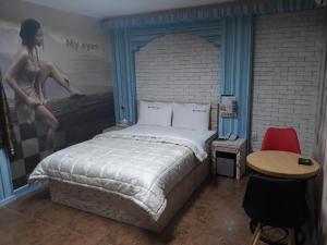 泗川Diamond Motel的一间卧室配有一张壁画床