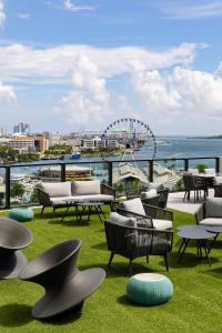 迈阿密The Elser Hotel Miami - An All-Suite Hotel的一个带桌椅和摩天轮的庭院
