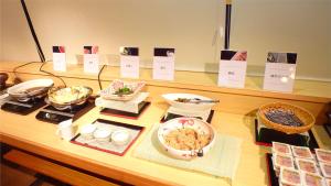 仙台Sendai Business Hotel Ekimae的上面有很多食物的桌子