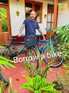 莱昂Hotel Al Sole的站在自行车旁的男人,拿着篮子