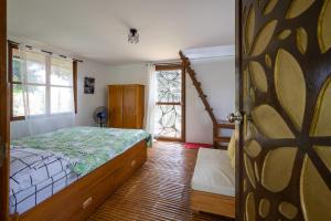 CavintiMountain lake Island Cabin Sierra - for family Getaway的一间卧室设有床、窗户和门