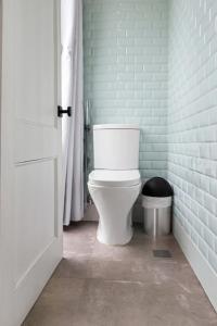 普拉纳维瑙Villa Verde 1BR #26 Blue Venao的浴室设有白色卫生间和蓝色砖墙