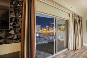 拉斯维加斯2100 SqFt Penthouse Suite W/ Strip Views! POOL GYM的客房设有大窗户,享有城市美景。