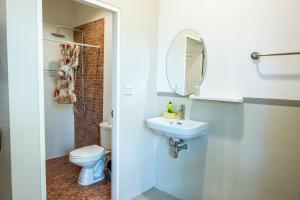 高兰我的家兰塔瓦迪度假酒店的一间带卫生间、水槽和镜子的浴室