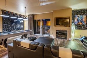 拉斯维加斯2100 SqFt Penthouse Suite W/ Strip Views! POOL GYM的客厅配有台球桌和沙发