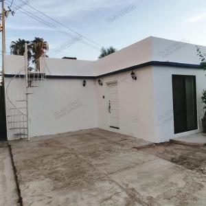 圣卡洛斯Casa Tecalai 5的白色的房子,设有车库