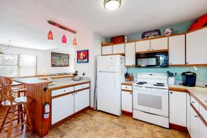 SalvoSurfing Kitty的厨房配有白色家电和白色冰箱