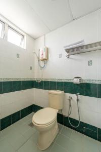 波德申辉煌海滩度假村的一间带卫生间的浴室和墙上的一部电话