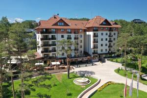 兹拉蒂博尔Hotel Buket Zlatibor的享有酒店和公园的空中景致
