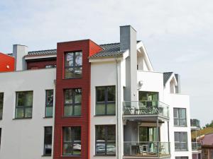 巴贝Strandvilla Baabe - Maisonette "Sonnenwiege" mit Sauna und Whirlpool的公寓大楼拥有红色和白色装饰