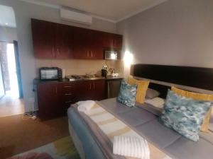 布隆方丹Reliwave Pty Ltd的小房间设有床和厨房