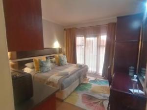 布隆方丹Reliwave Pty Ltd的酒店客房设有床和窗户。