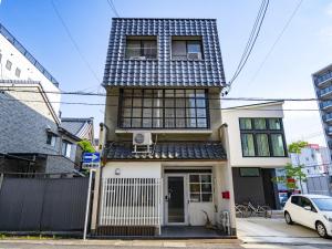 名古屋Usatsuno Osu的黑白屋顶的房子