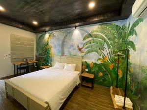 河内Cerf Volant Soc Son的一间卧室配有一张大床和壁画