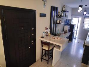 伯利恒Fully Furnished Apartment in Bethlehem Center的厨房配有桌子和黑色的门