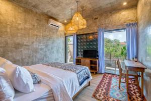 坎古Leafy Home Canggu的一间卧室配有一张床、一张书桌和一个窗户。