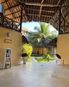 瓦塔穆Mawe Zuri Resort的一个带棕榈树建筑的大庭院