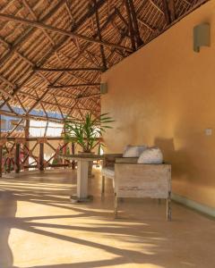 瓦塔穆Mawe Zuri Resort的大楼内带长凳和桌子的房间