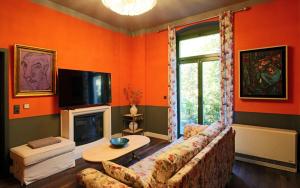 库洛特拉森Art-House Kurort Rathen的带沙发和壁炉的客厅