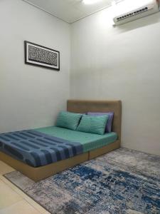 波德申D'Port DicksonMuslimOnly Homestay的一张位于蓝色床垫间的床