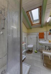 茨维泽尔FW Winterer的带淋浴、盥洗盆和浴缸的浴室