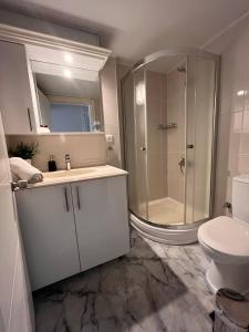 伊兹密尔德卡艾维勒里酒店的带淋浴、盥洗盆和卫生间的浴室