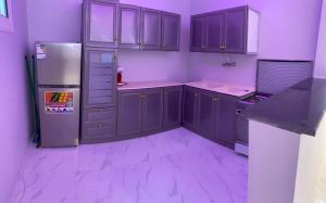 欧拉شاليه الجبل الاحمر 3的厨房配有紫色橱柜和冰箱