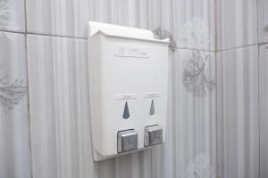 Wonosari歌利亚丽曼山古农齐都尔旅馆的浴室墙上的白色肥皂分配器