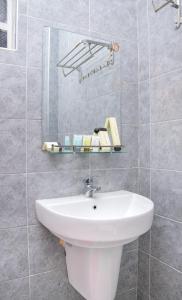 纳库鲁Pearl Suites Apartments的浴室设有白色水槽和镜子